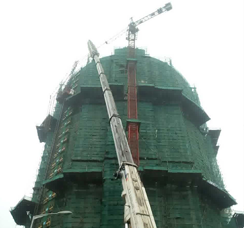 平桂吊车在工地上作业